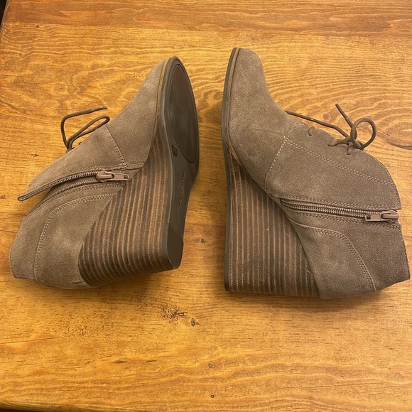 LUCKY BRAND WEDGE BOOTIES - Picture 4 of 8